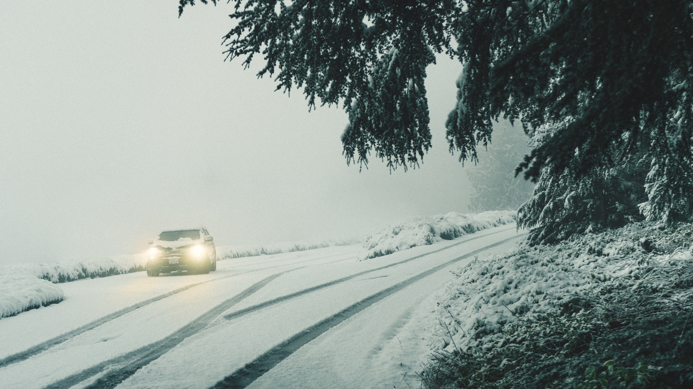 Обои авто, снег, зима, зимний шторм, метель в разрешении 1366x768
