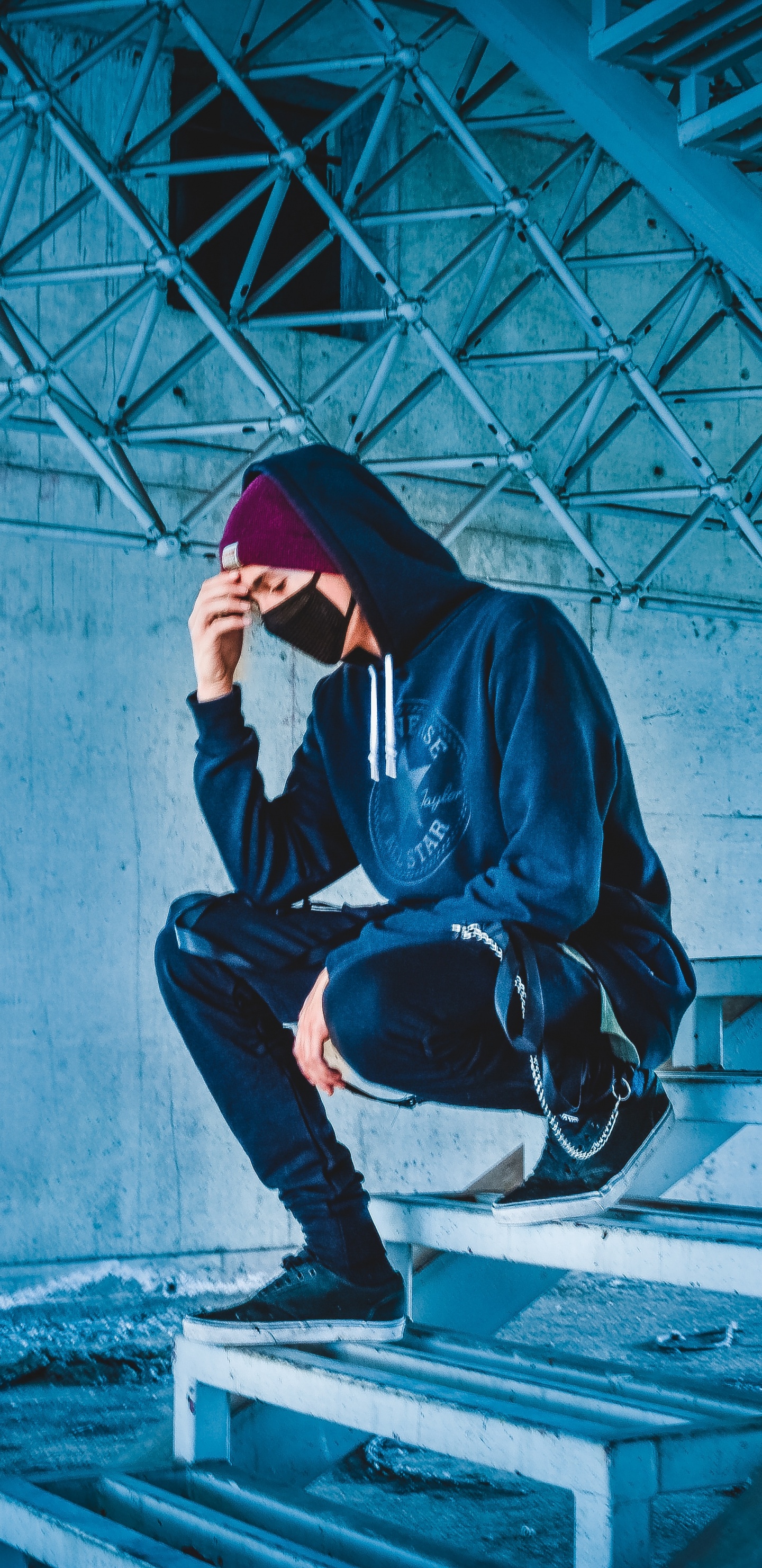 Обои сидящий, комната, Научная фантастика, фэшн, Synthwave в разрешении 1440x2960