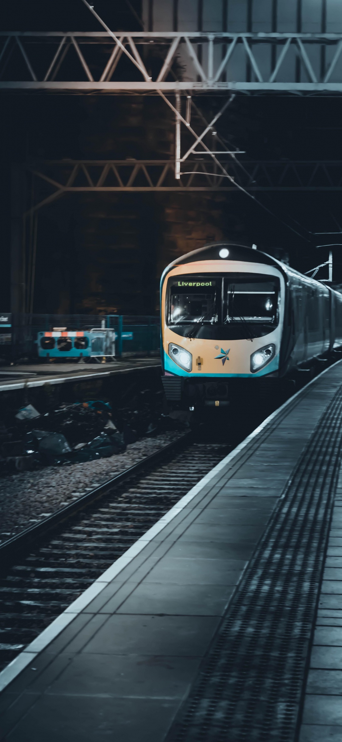 Обои железнодорожный транспорт, поезд, автомобильное освещение, подвижной состав, транспортный узел в разрешении 1125x2436