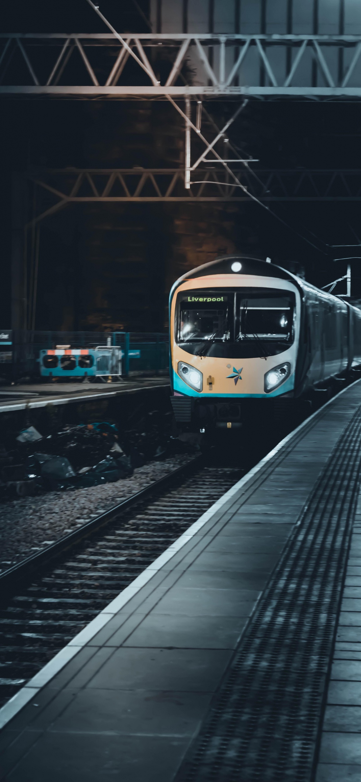 Обои железнодорожный транспорт, поезд, автомобильное освещение, подвижной состав, транспортный узел в разрешении 1242x2688