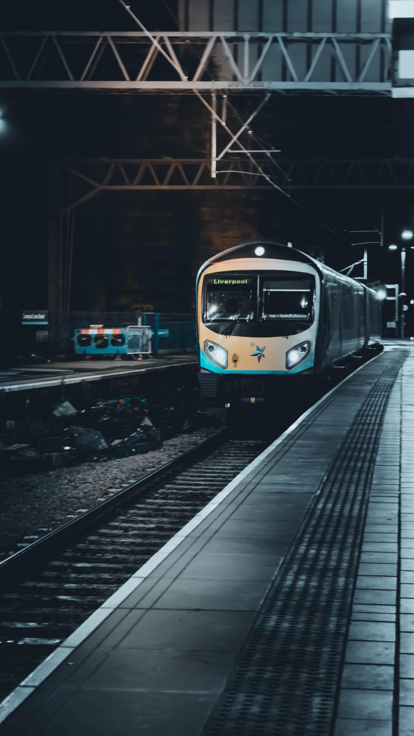 Обои железнодорожный транспорт, поезд, автомобильное освещение, подвижной состав, транспортный узел в разрешении 1440x2560