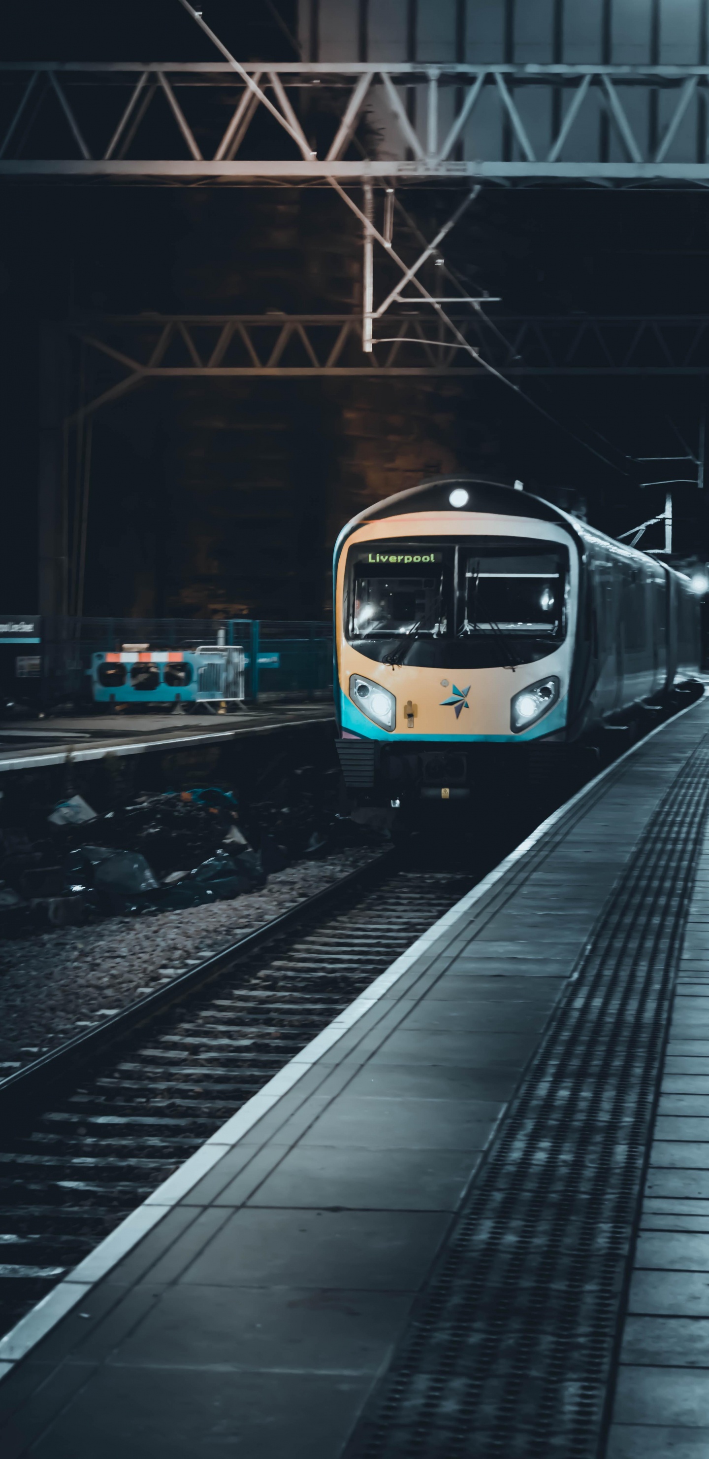 Обои железнодорожный транспорт, поезд, автомобильное освещение, подвижной состав, транспортный узел в разрешении 1440x2960