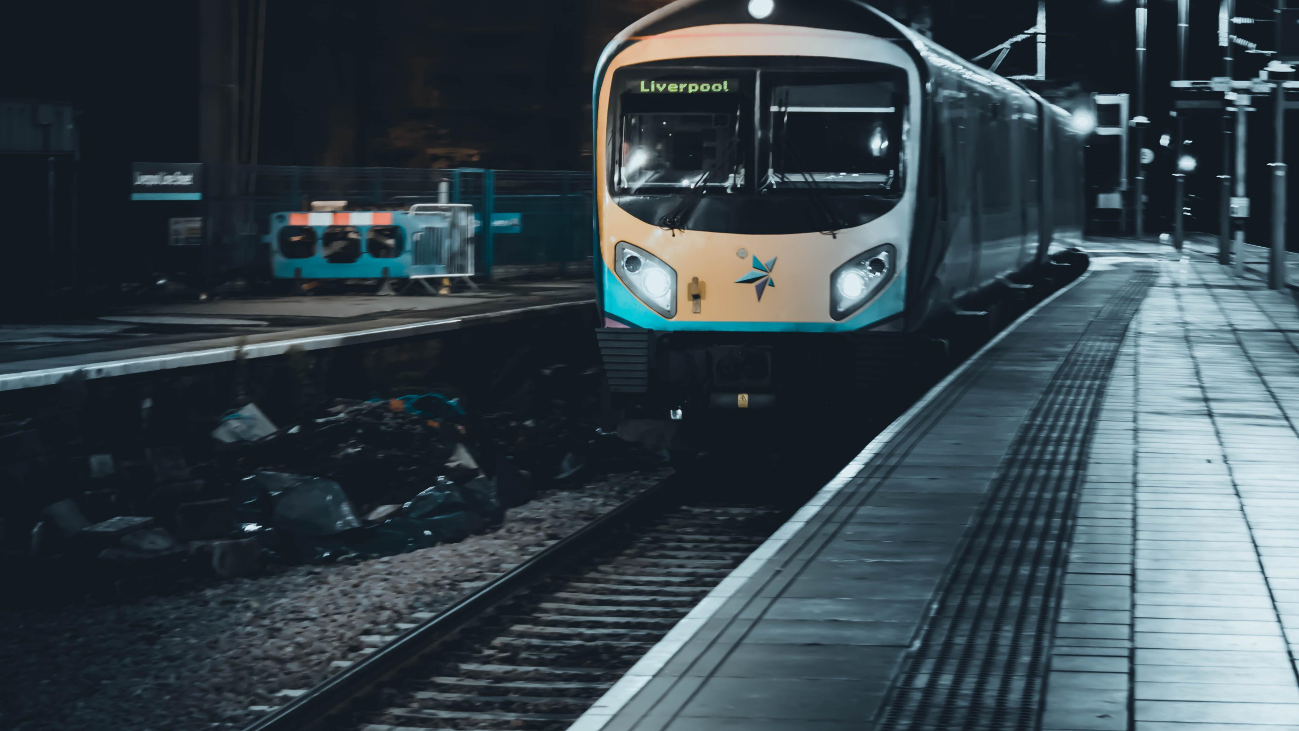 Обои железнодорожный транспорт, поезд, автомобильное освещение, подвижной состав, транспортный узел в разрешении 2560x1440