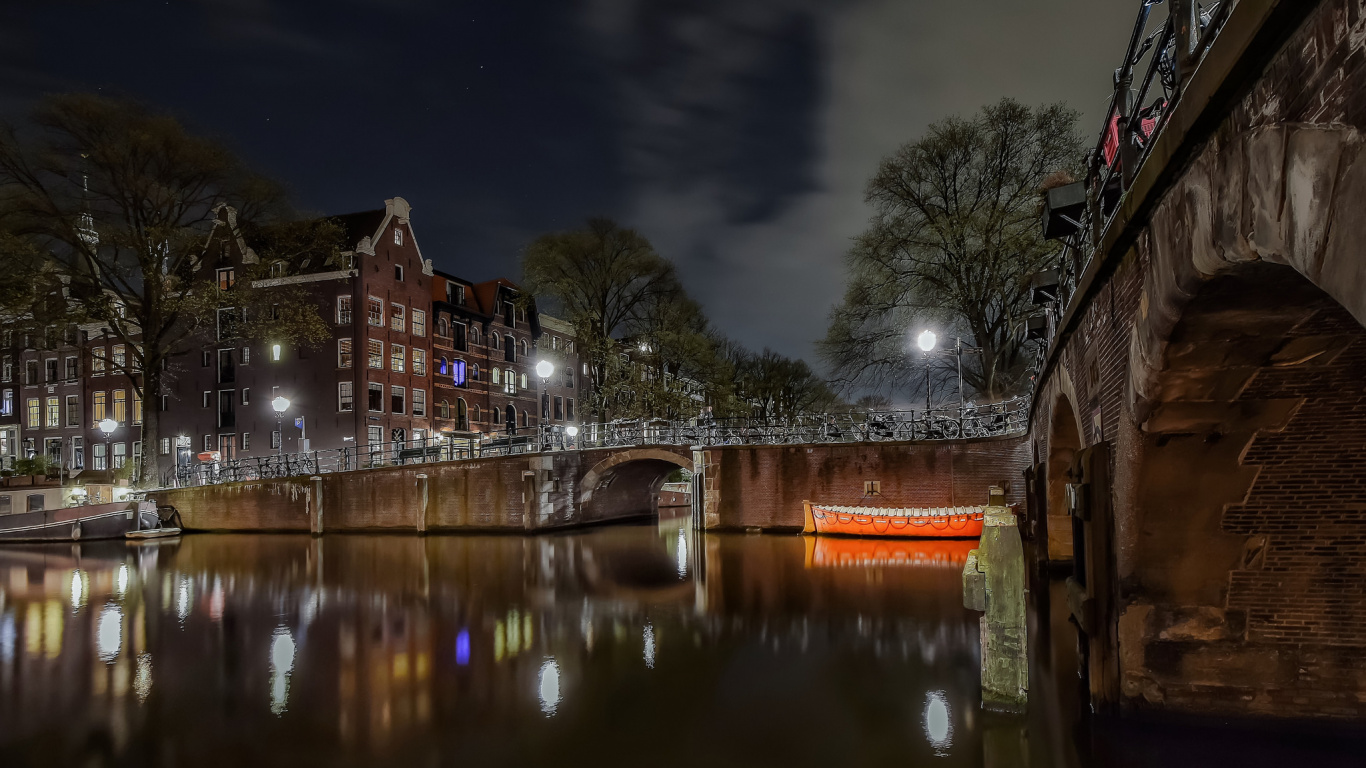 Обои отражение, уличный фонарь, Амстердам, канал, ночь в разрешении 1366x768