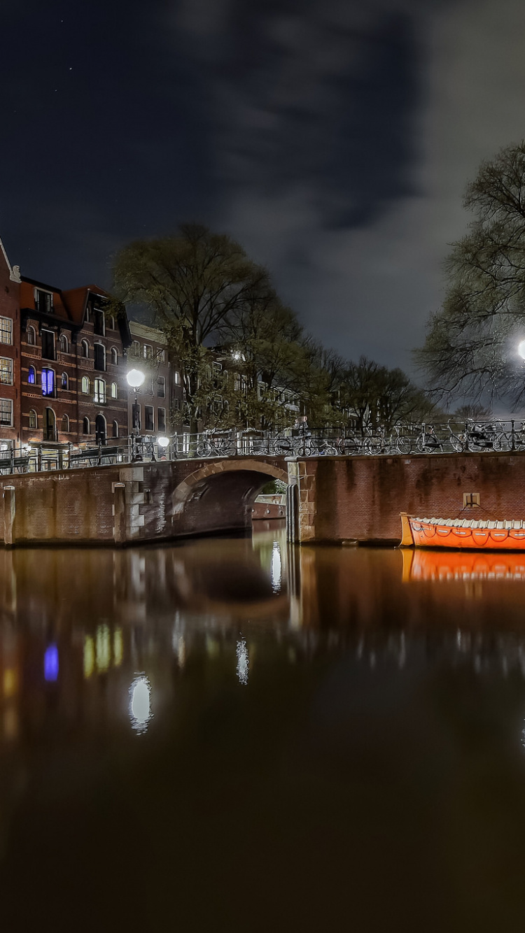 Обои отражение, уличный фонарь, Амстердам, канал, ночь в разрешении 750x1334