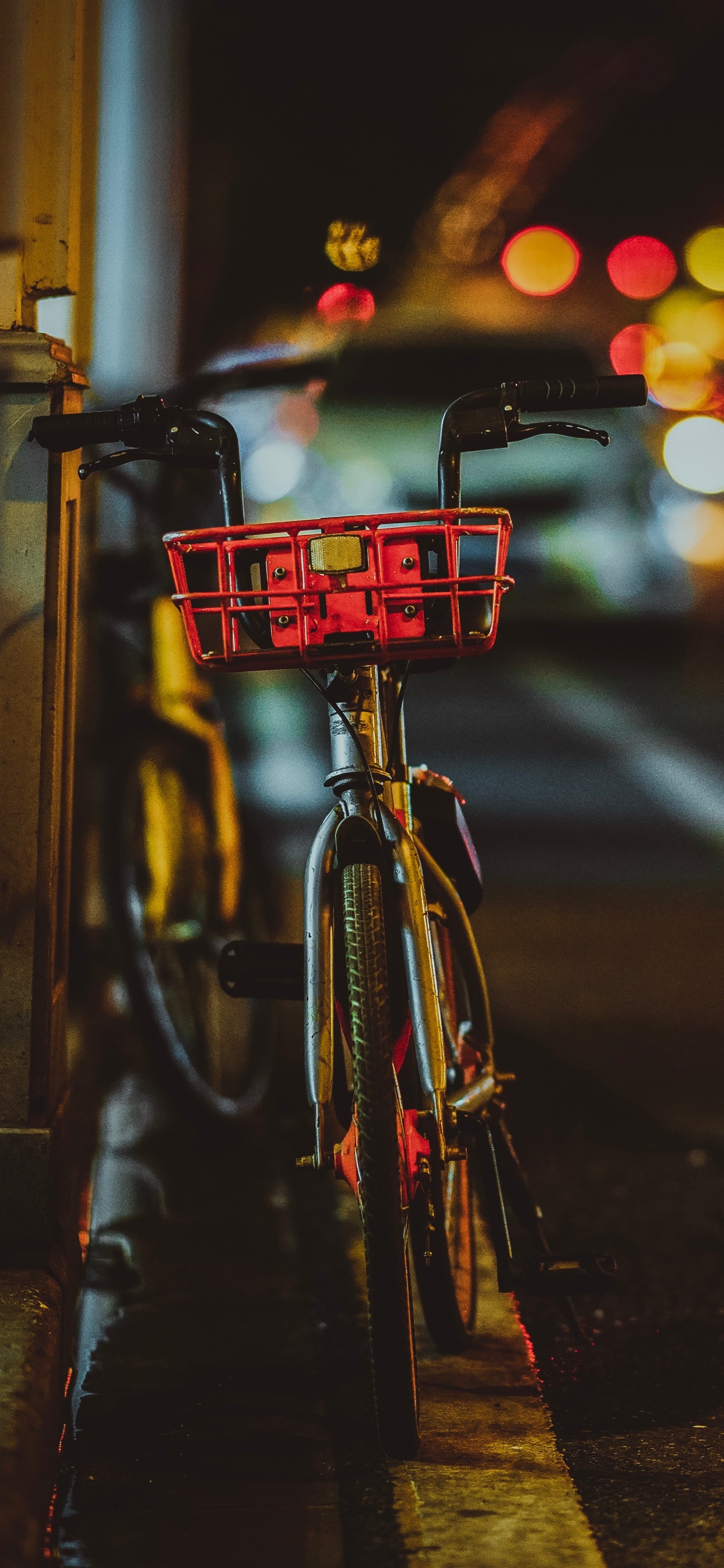 Обои ночь, боке, велосипед, свет, переулок в разрешении 1242x2688