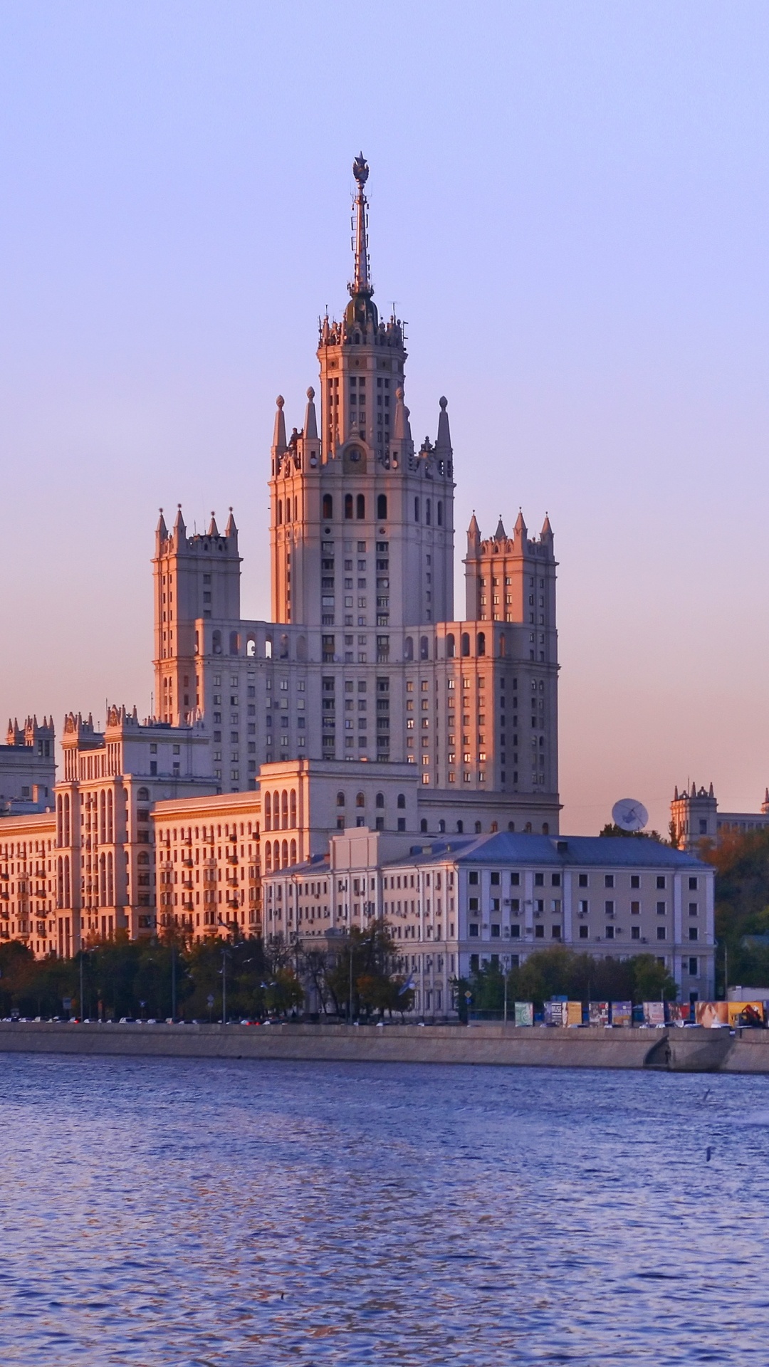 Обои Котельническая набережная, Москва, город, линия горизонта, вода в разрешении 1080x1920