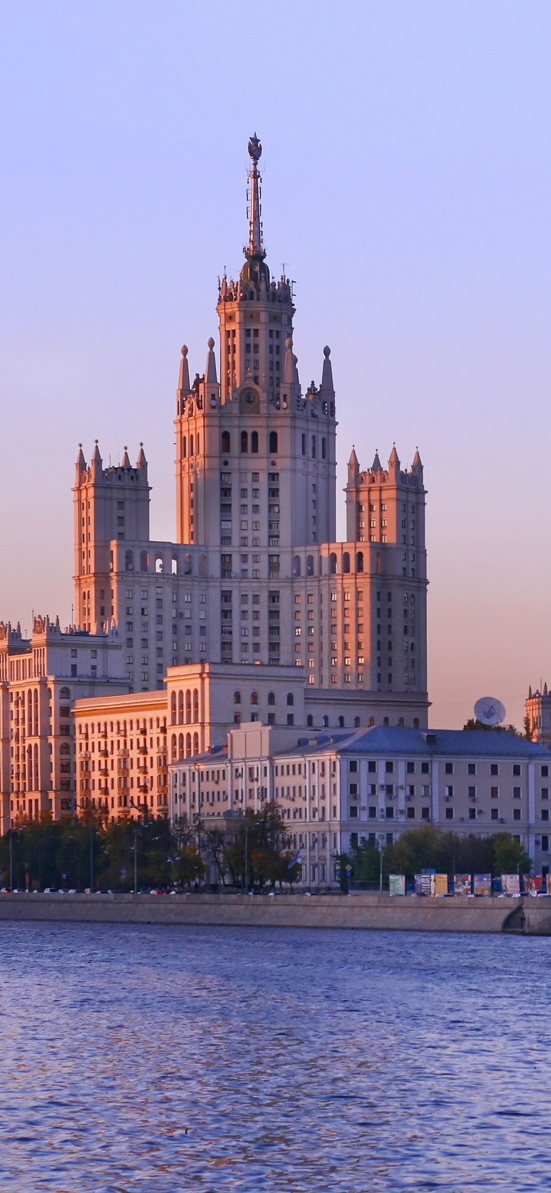 Обои Котельническая набережная, Москва, город, линия горизонта, вода в разрешении 1125x2436