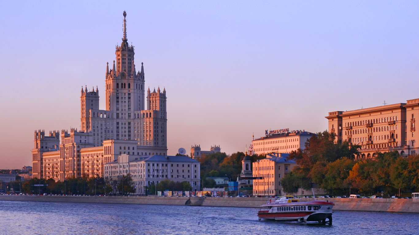 Обои Котельническая набережная, Москва, город, линия горизонта, вода в разрешении 1366x768