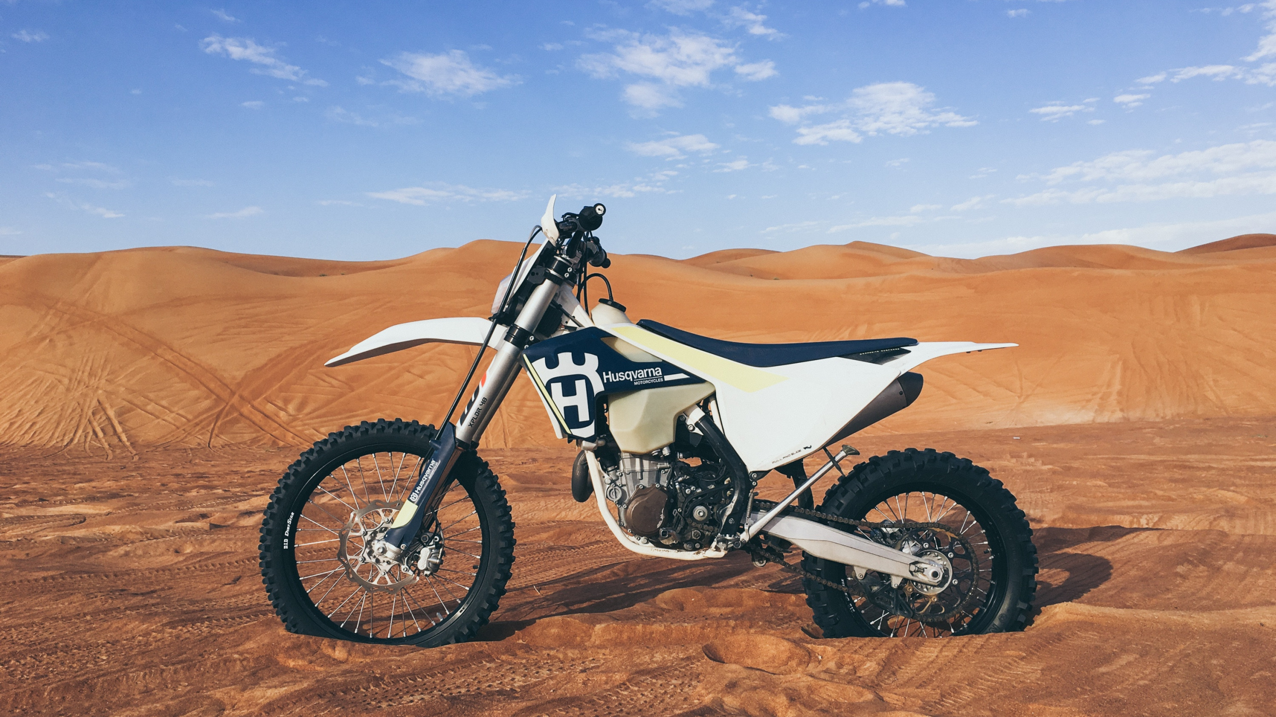 Обои КТМ, мотоцикл, мотоциклы Husqvarna, эндуро, пустыня в разрешении 2560x1440
