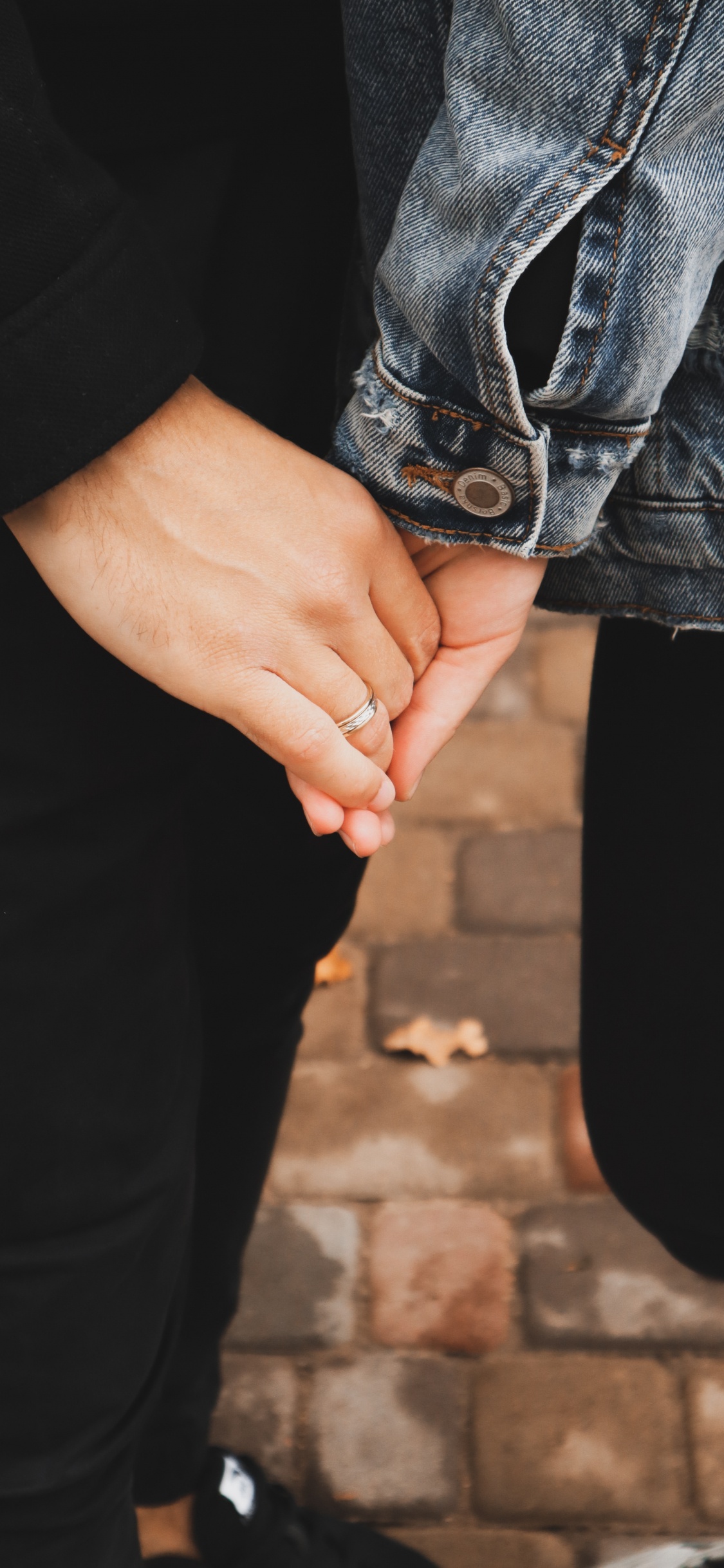 Обои держась за руки, джинсы, нога, ноготь, жест в разрешении 1125x2436