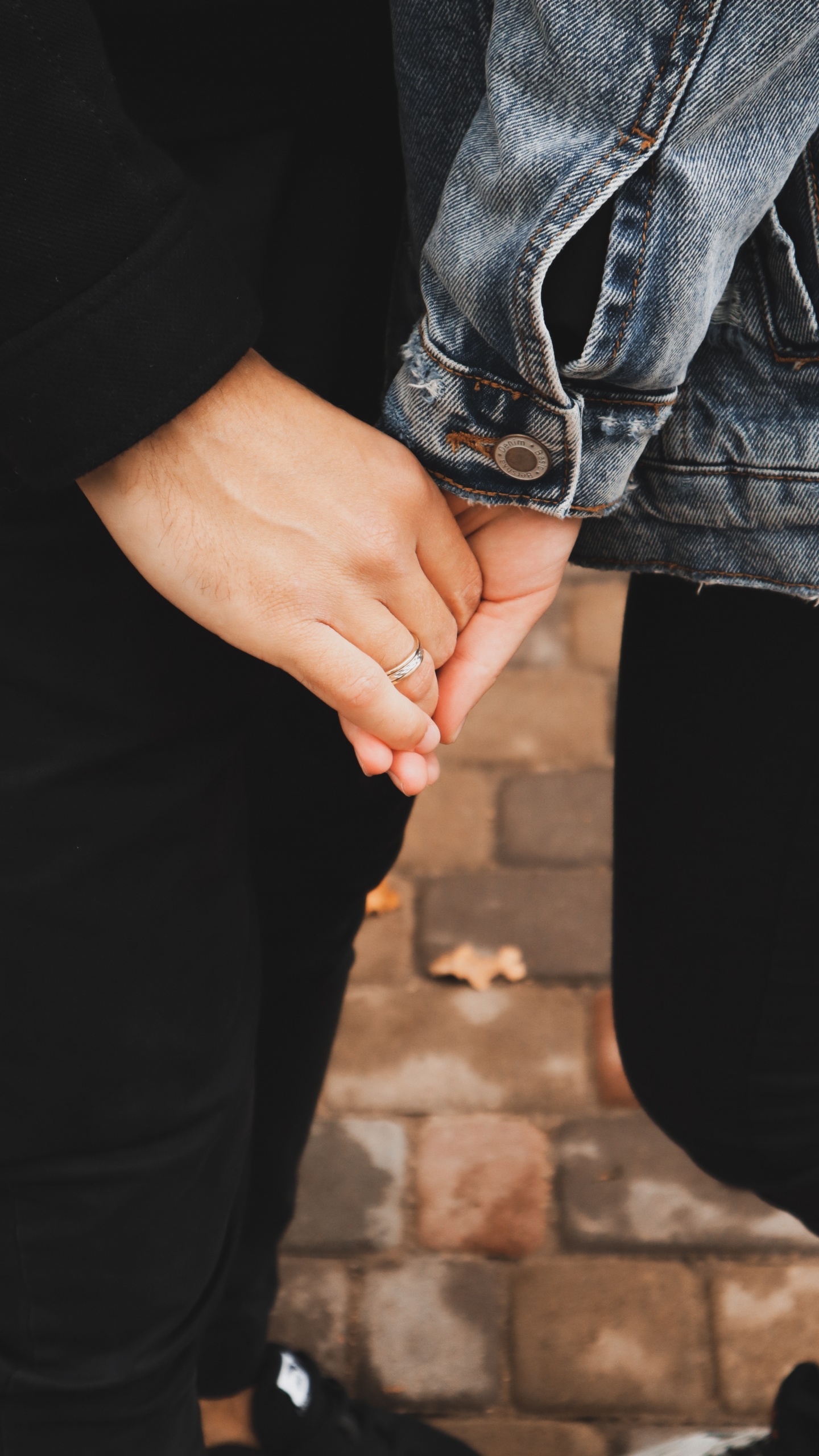 Обои держась за руки, джинсы, нога, ноготь, жест в разрешении 1440x2560