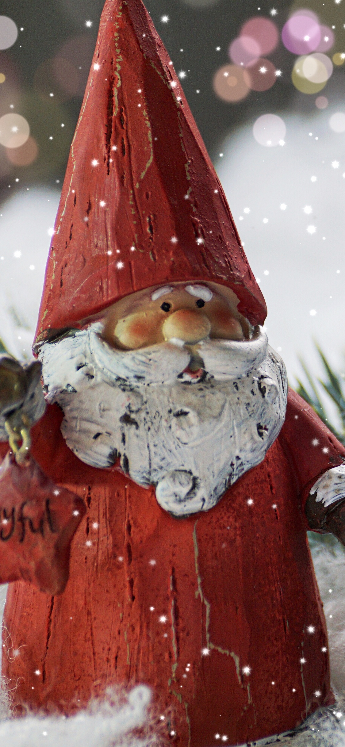 Обои Рождественский день, Рождественские украшения, рождественский орнамент, елка, Санта-Клаус в разрешении 1125x2436