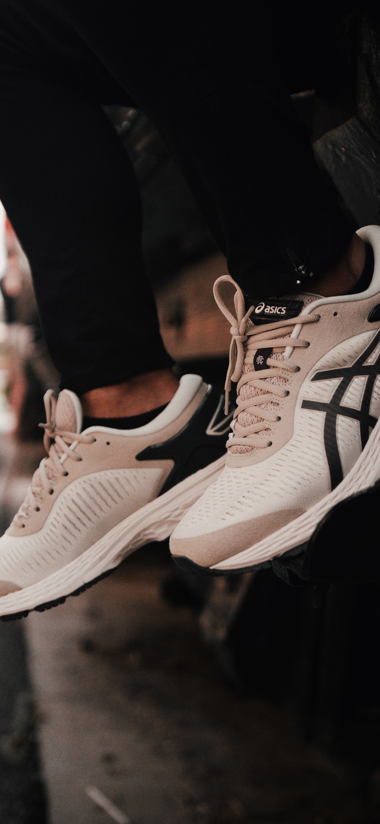 Обои башмак, кеды, обувь, белые, черный в разрешении 1242x2688