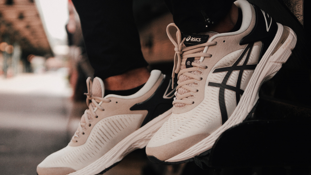 Обои башмак, кеды, обувь, белые, черный в разрешении 1280x720