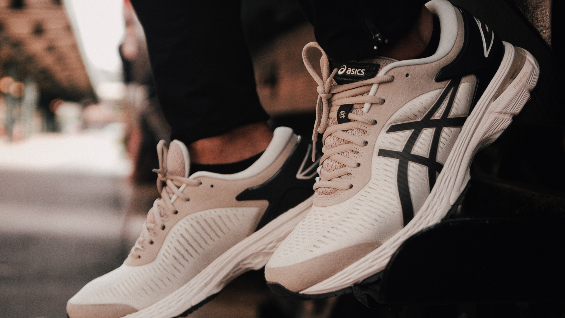 Обои башмак, кеды, обувь, белые, черный в разрешении 1920x1080