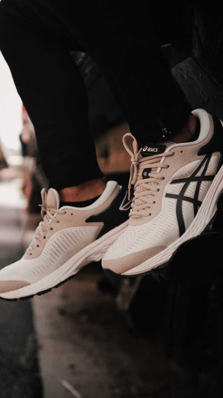 Обои башмак, кеды, обувь, белые, черный в разрешении 750x1334