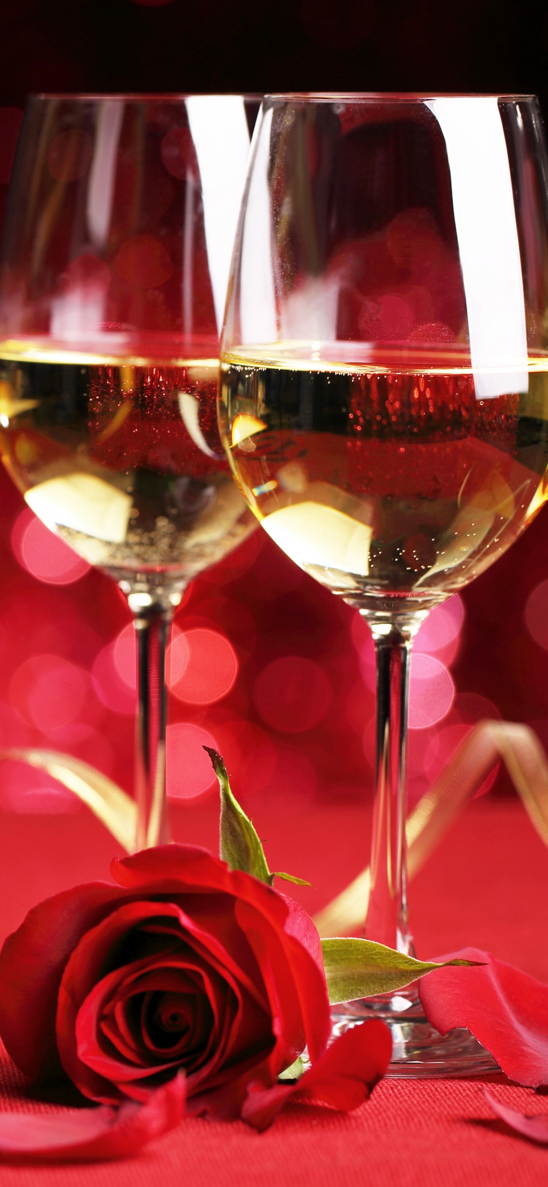 Обои День Святого Валентина, ресторан, ужин, рюмки, бокал для вина в разрешении 1125x2436