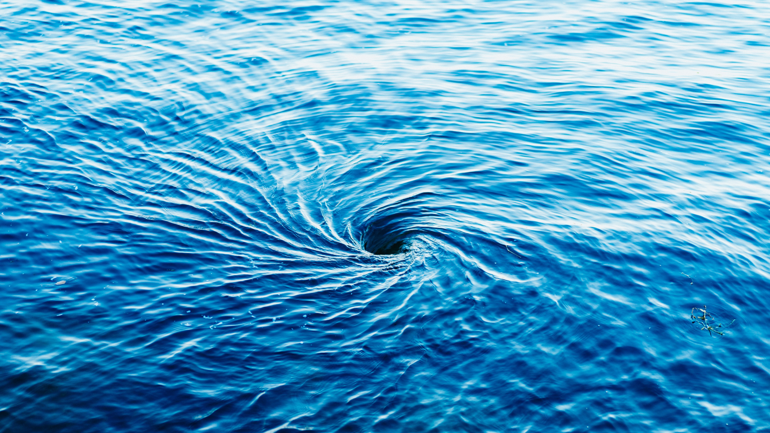 Обои торнадо в океане, вода, отец океан, отец океан бен бхмер ремикс, жидкий в разрешении 2560x1440