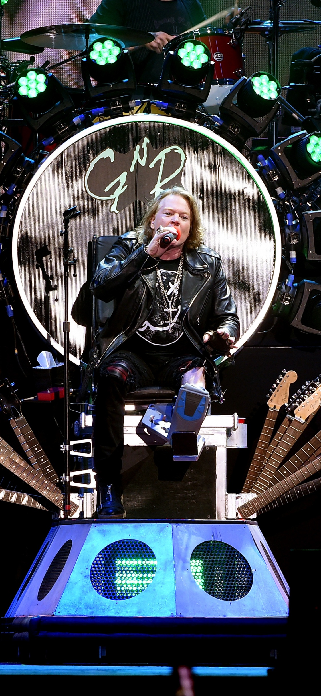 Обои Guns N Roses, музыкант, Представление, этап, театральное искусство в разрешении 1125x2436