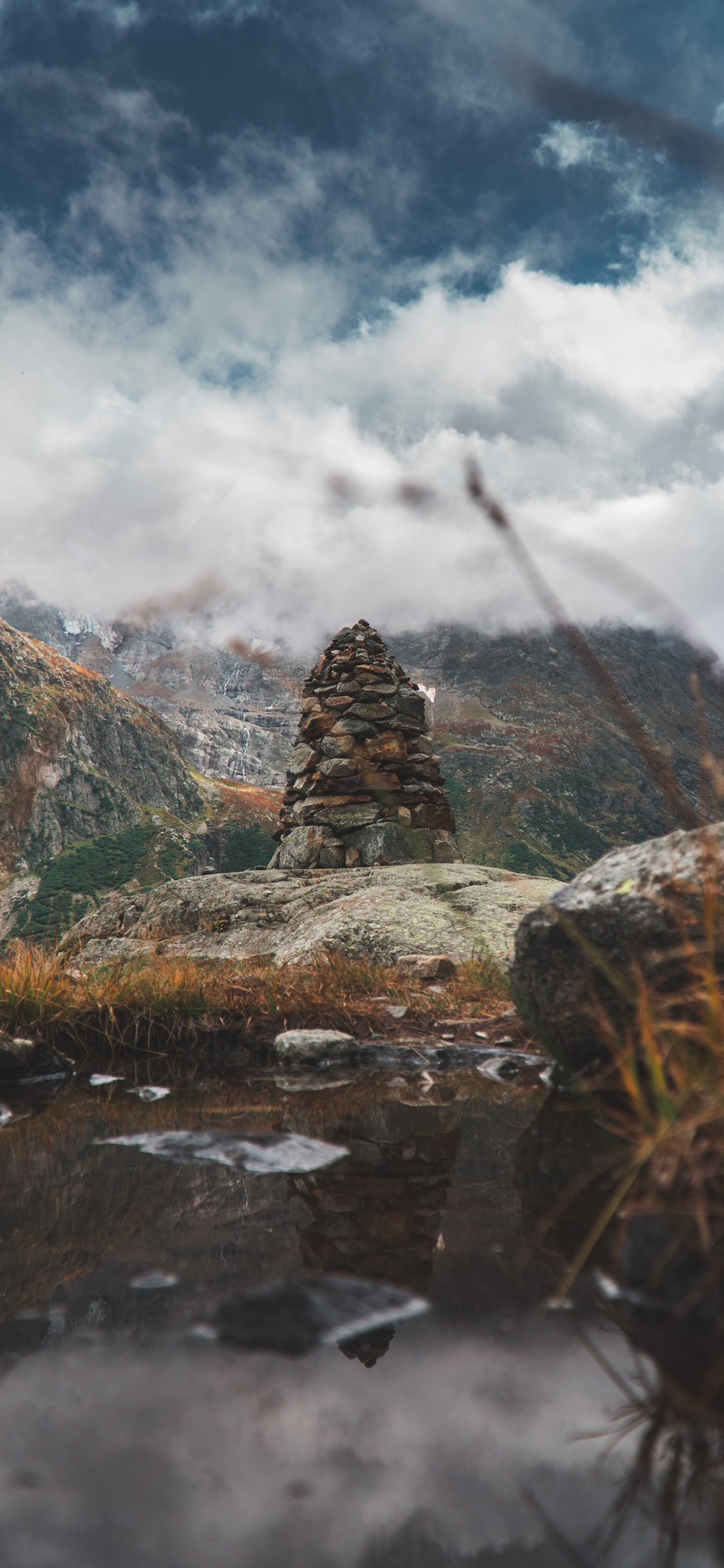 Обои природа, облако, гора, рок, дикая местность в разрешении 1125x2436