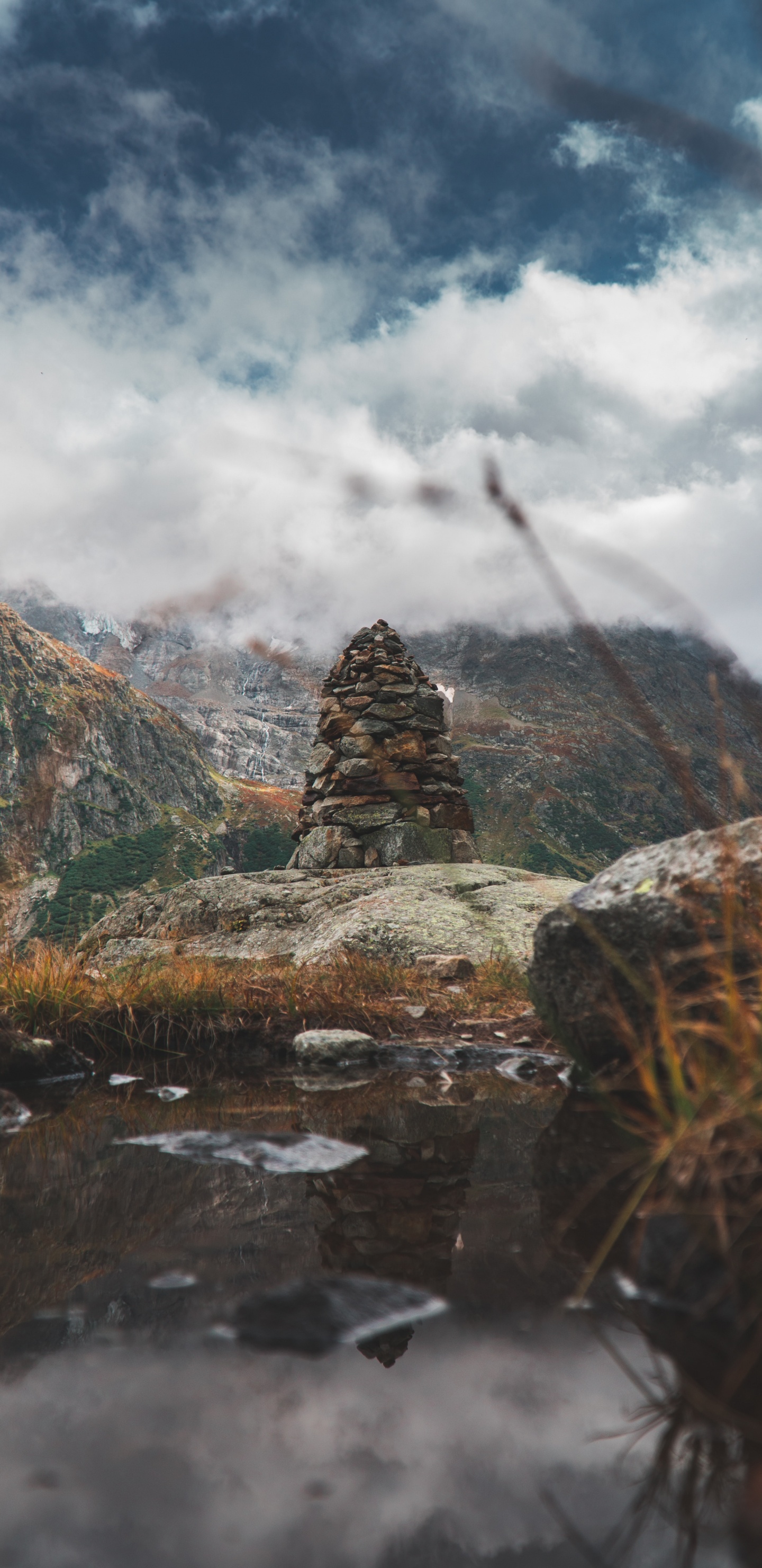 Обои природа, облако, гора, рок, дикая местность в разрешении 1440x2960