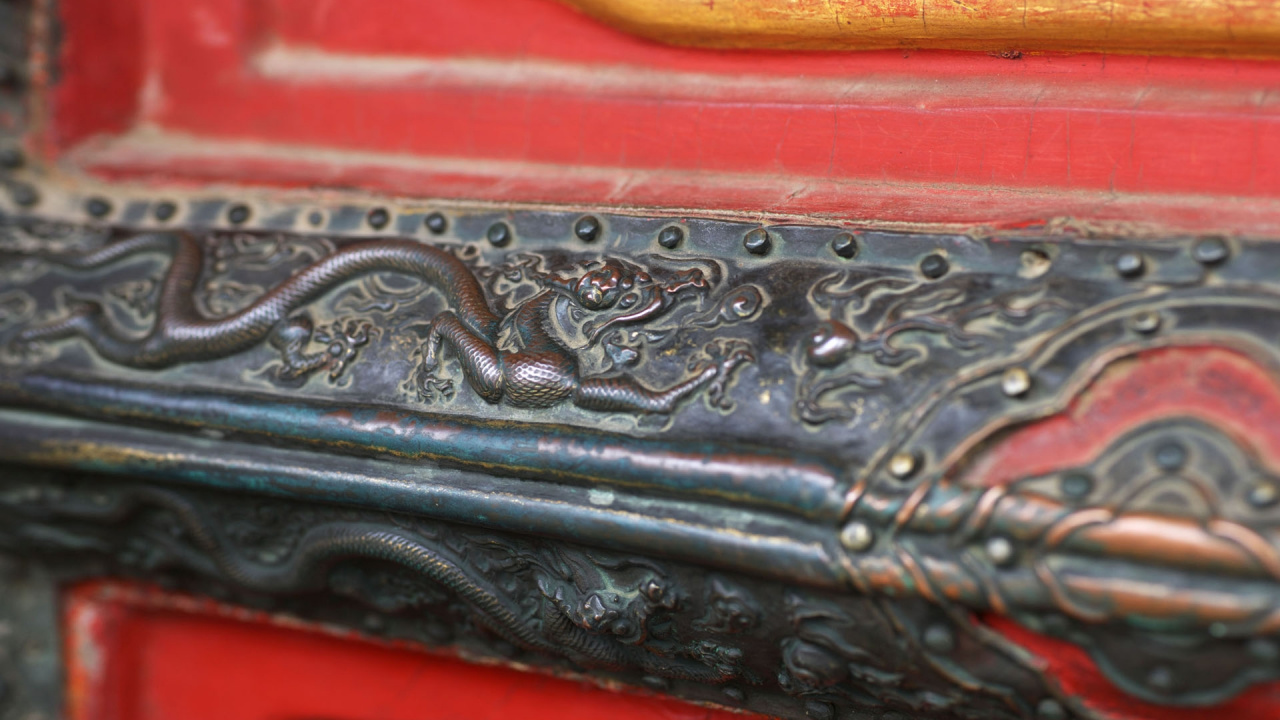 Обои резьба, металл, дверь, меч, дракон в разрешении 1280x720