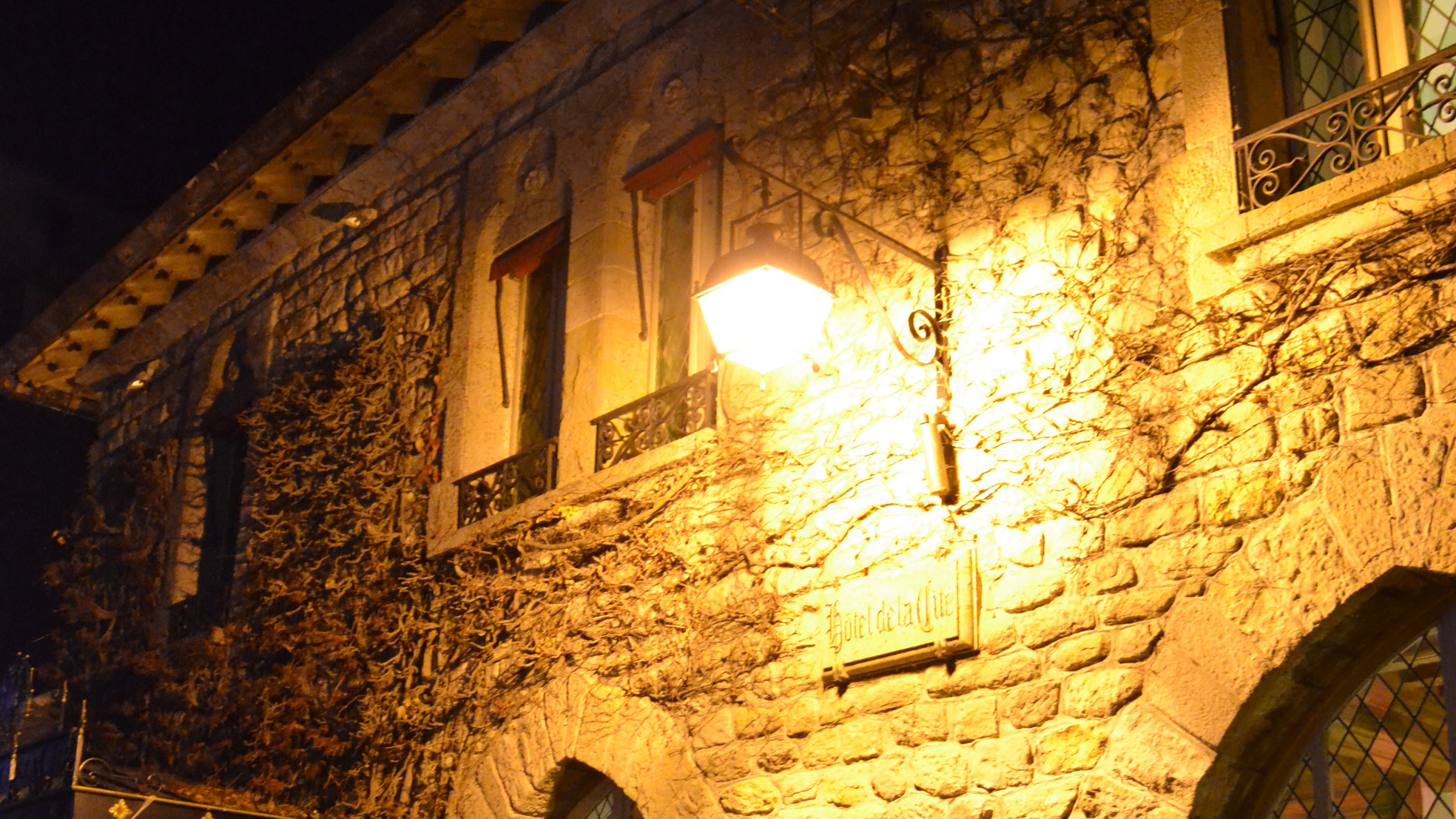 Обои средневековье, история, арка, ночь, здание в разрешении 2560x1440