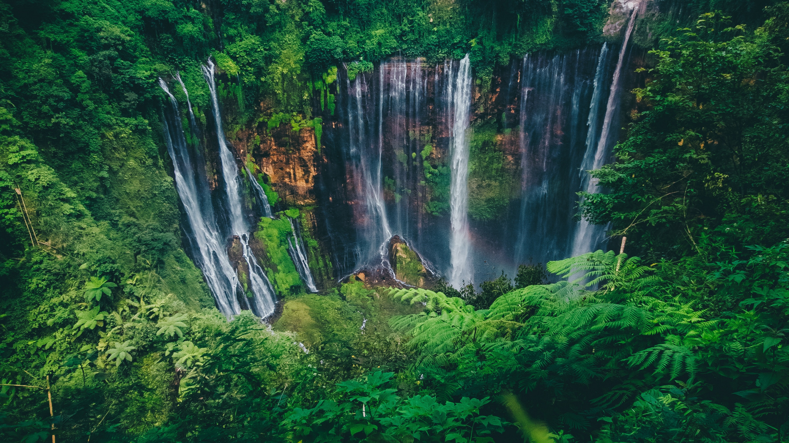 Обои водопад, природный ландшафт, природа, гидроресурсы, водоем в разрешении 2560x1440