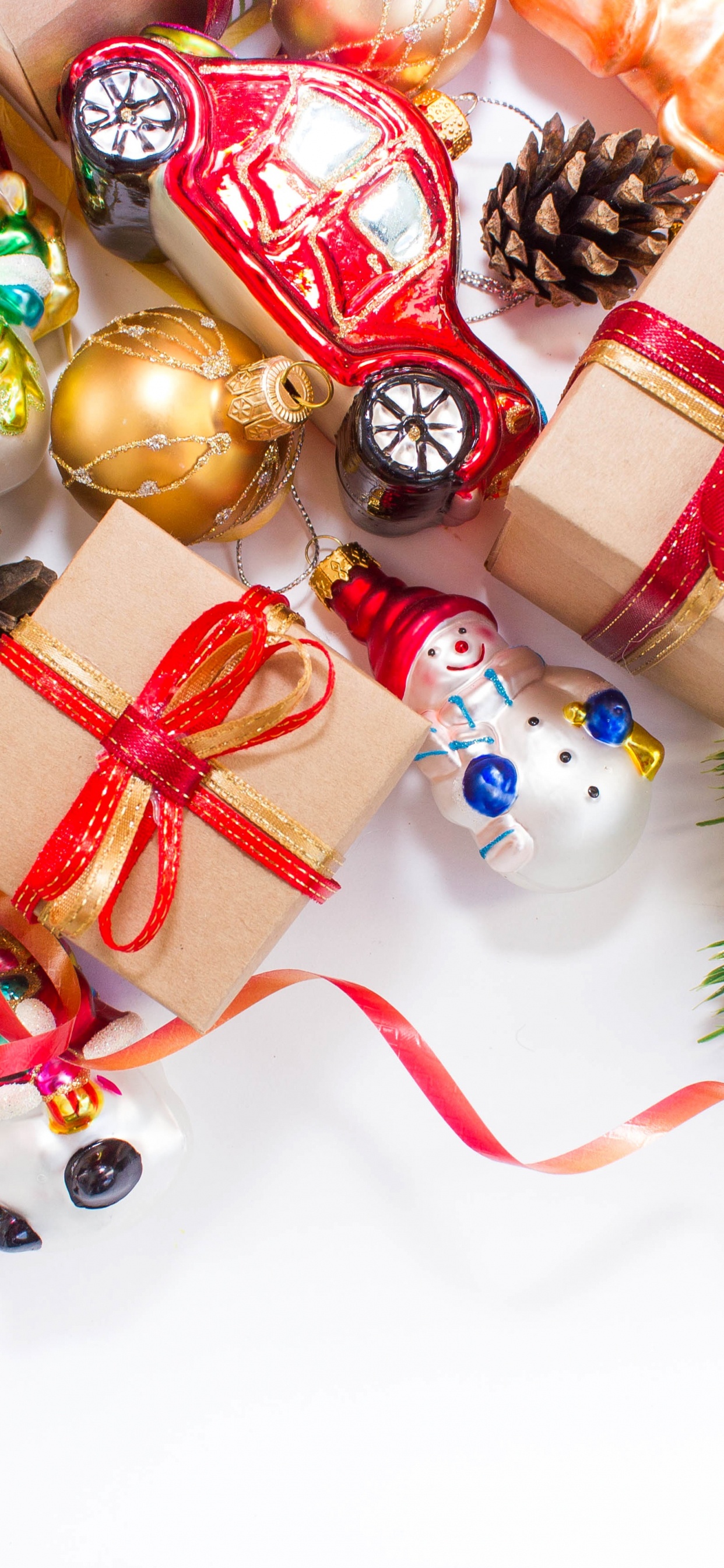 Обои Новый год, подарок, рождественский орнамент, Рождественские украшения, Рождество в разрешении 1242x2688