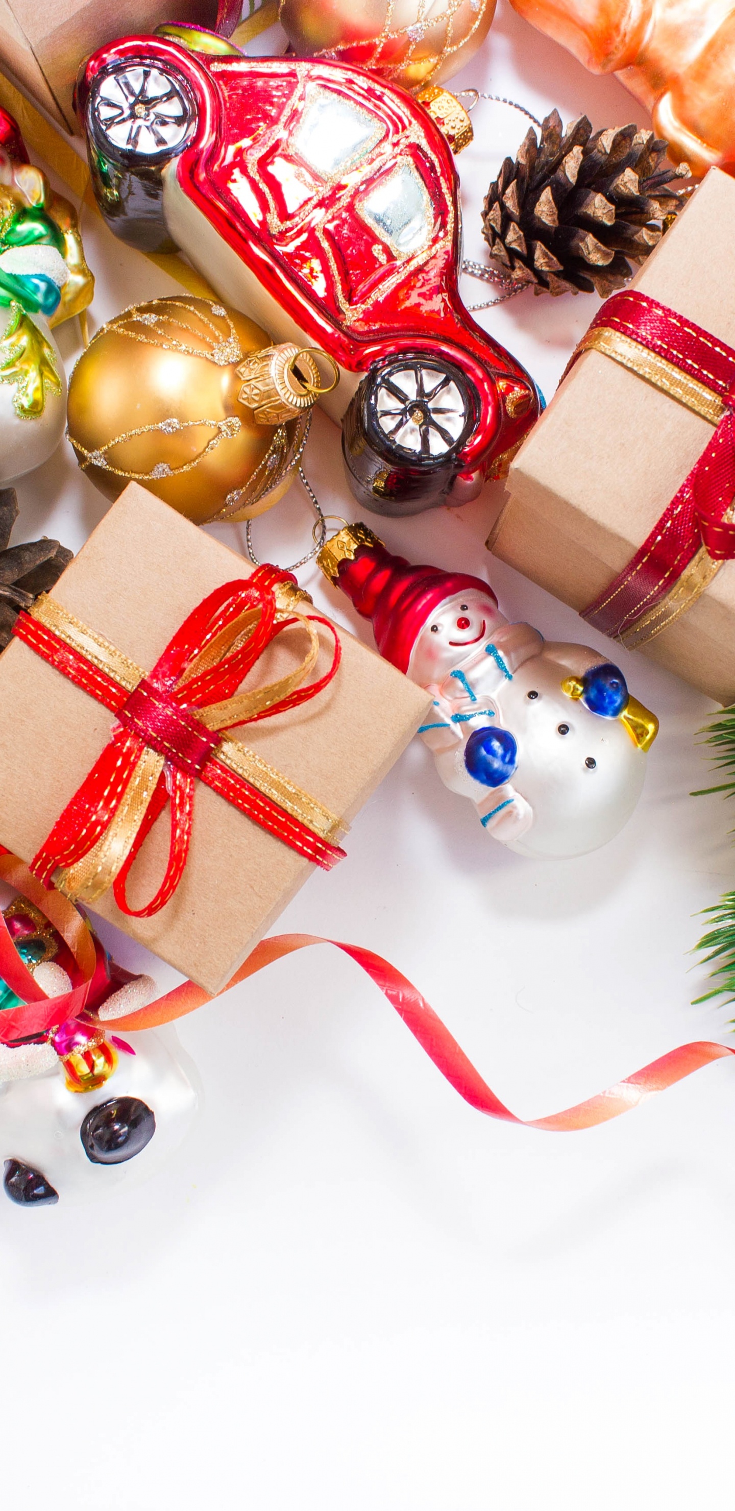 Обои Новый год, подарок, рождественский орнамент, Рождественские украшения, Рождество в разрешении 1440x2960