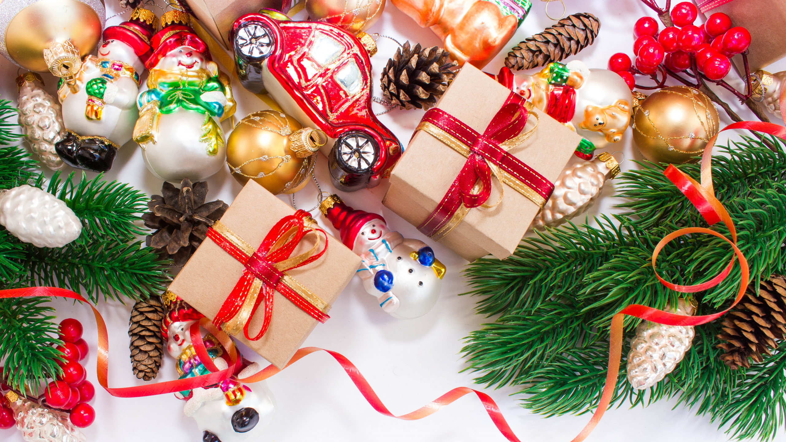 Обои Новый год, подарок, рождественский орнамент, Рождественские украшения, Рождество в разрешении 2560x1440