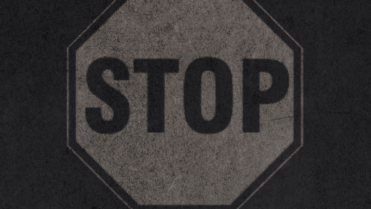 Обои монохромный, лого, серый цвет, футболка, асфальт в разрешении 1280x720