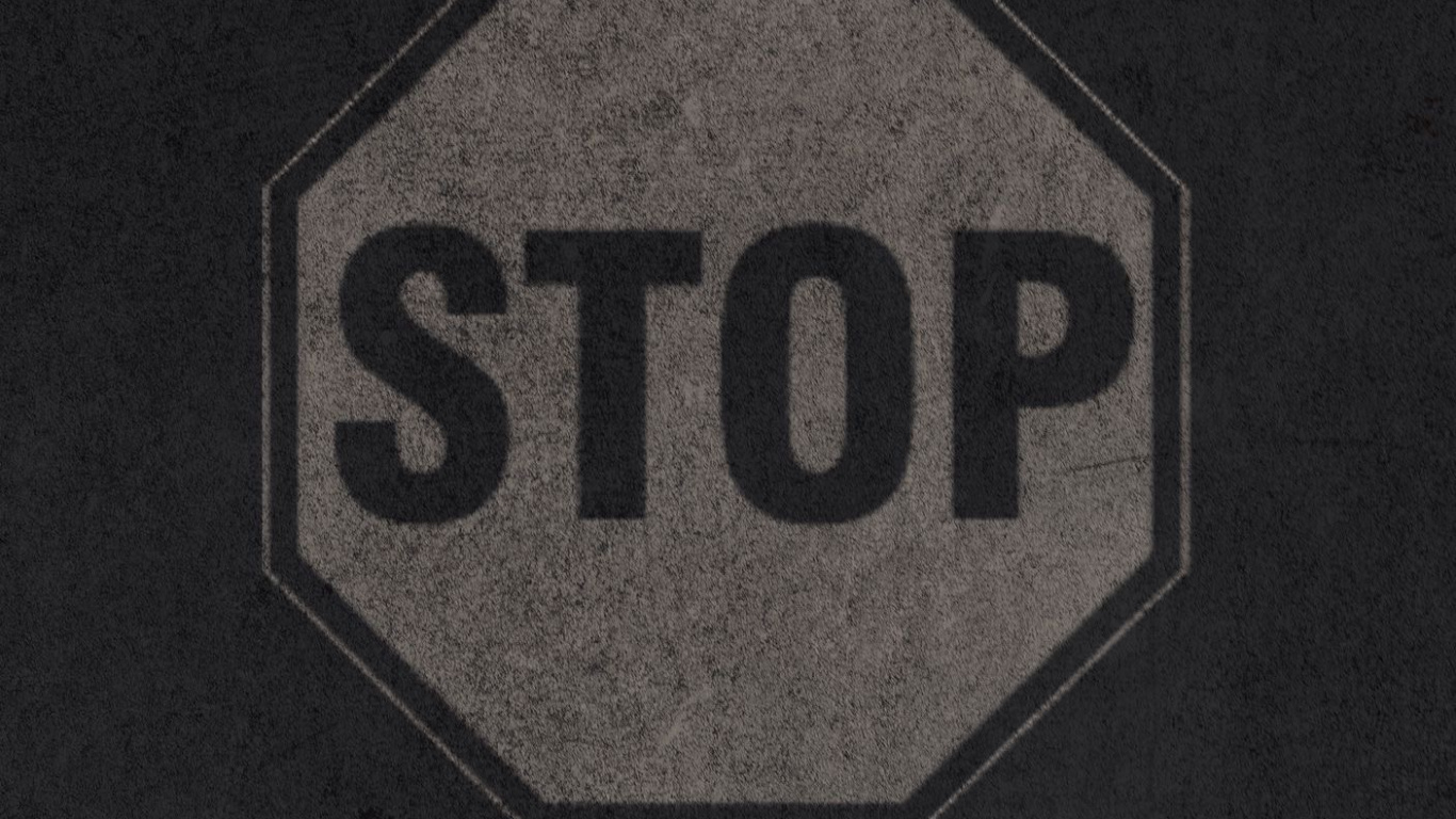 Обои монохромный, лого, серый цвет, футболка, асфальт в разрешении 1366x768