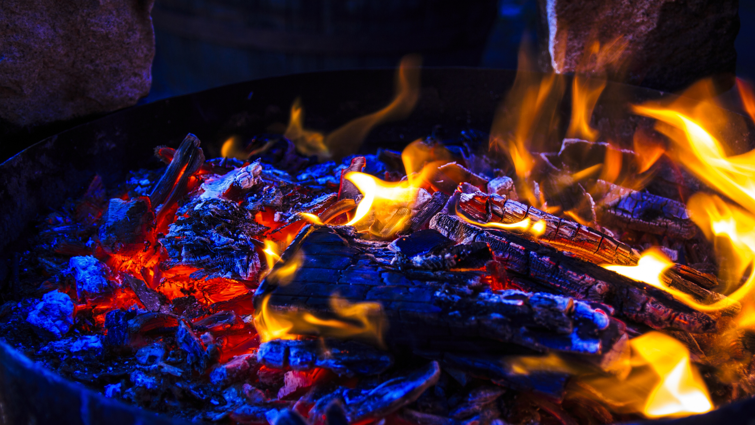 Обои огонь, пламя, тепло, зола, древесный уголь в разрешении 2560x1440