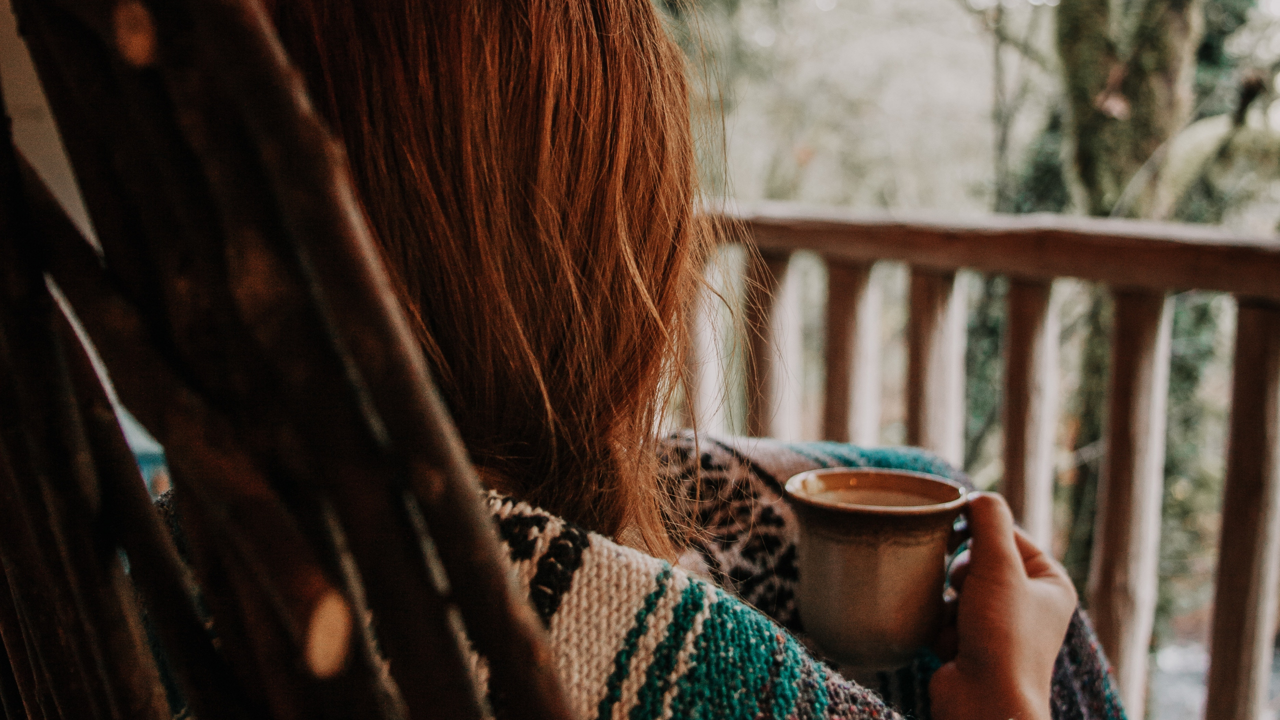 Обои волосы, красота, дерево, длинные волосы, солнечный свет в разрешении 2560x1440