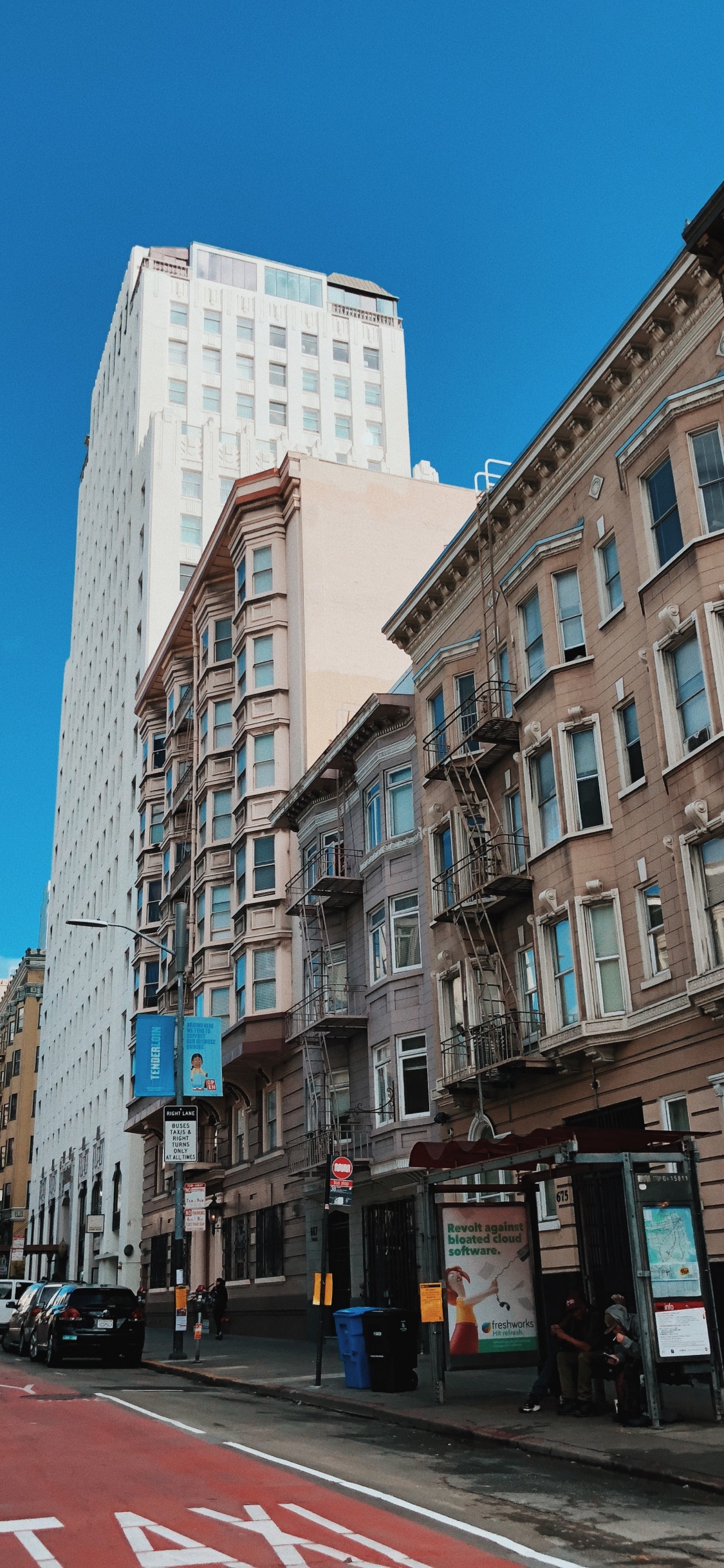 Обои окно, дорога, городок, соседство, дорожное покрытие в разрешении 1125x2436