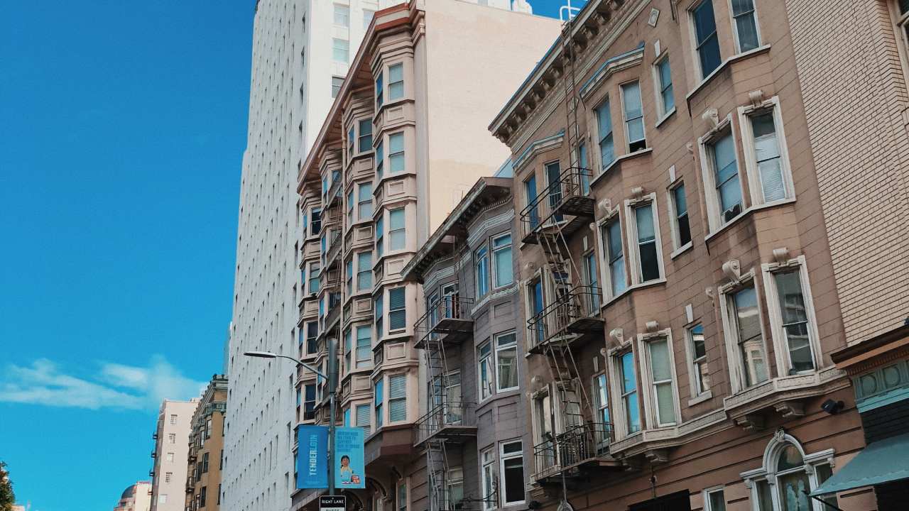 Обои окно, дорога, городок, соседство, дорожное покрытие в разрешении 1280x720