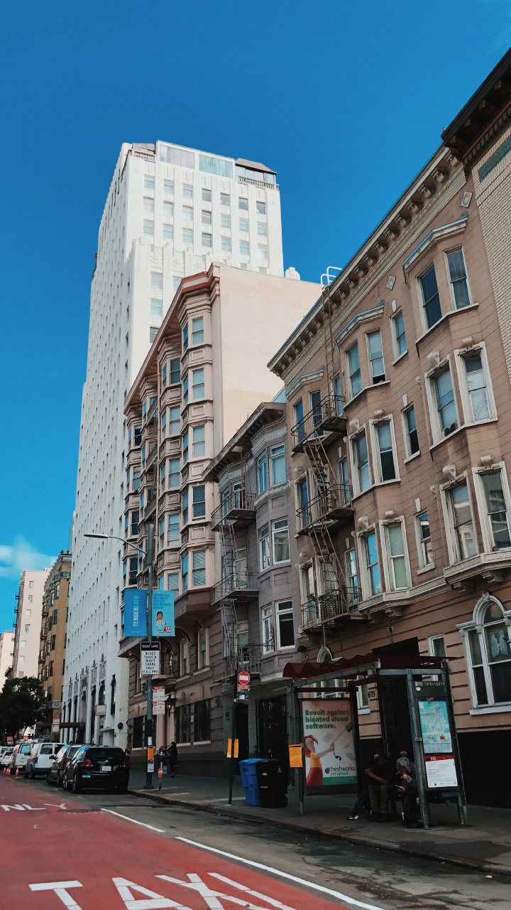 Обои окно, дорога, городок, соседство, дорожное покрытие в разрешении 720x1280