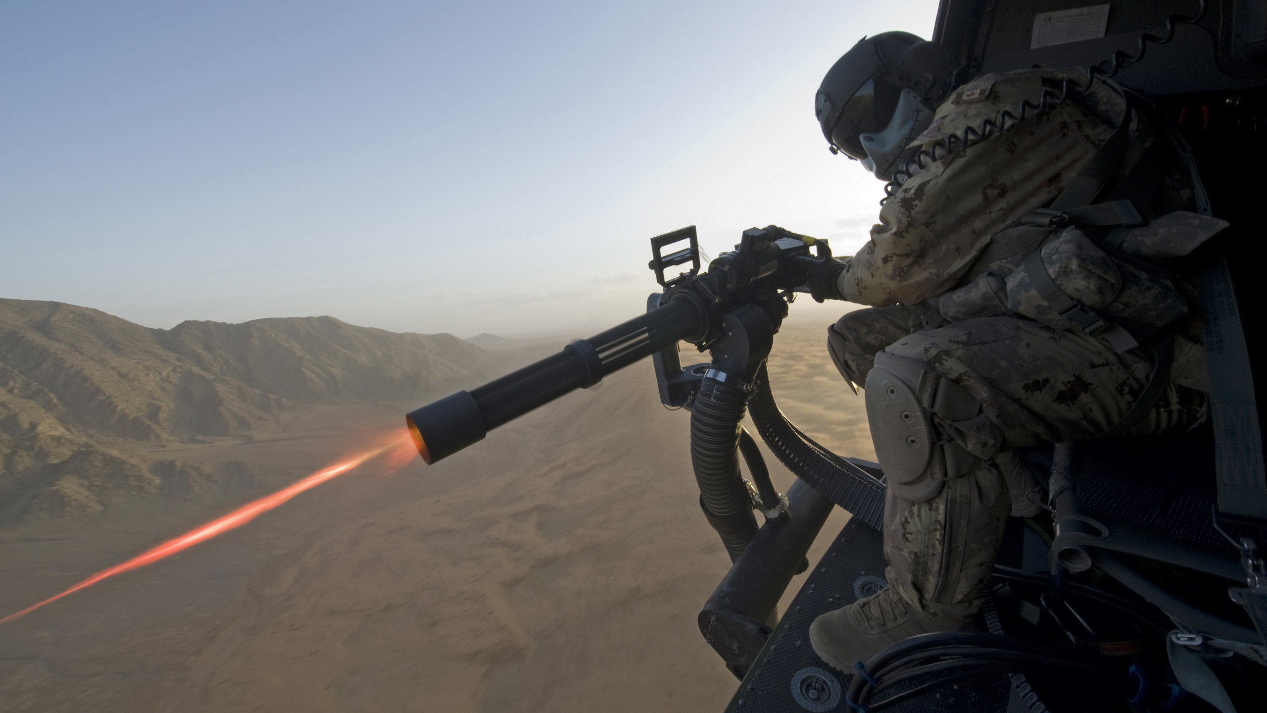 Обои солдат, пулемет, военная организация, автоматическое оружие, горы в разрешении 2560x1440