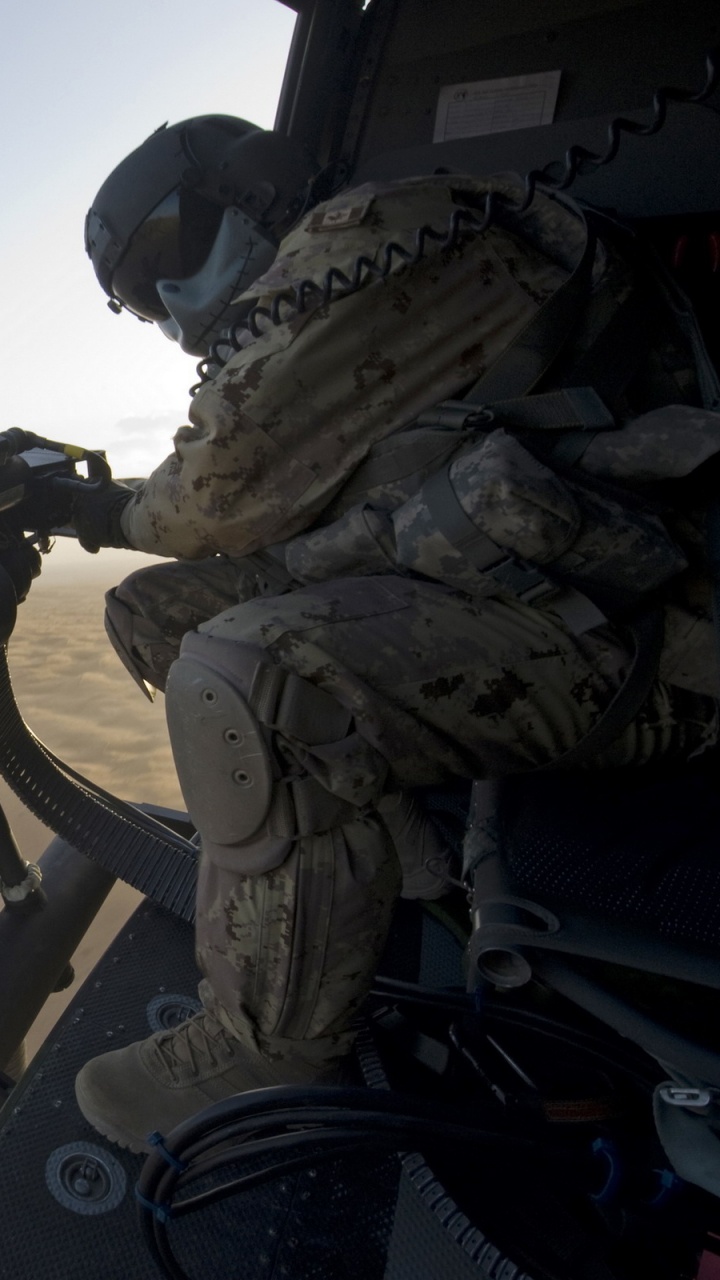 Обои солдат, пулемет, военная организация, автоматическое оружие, горы в разрешении 720x1280