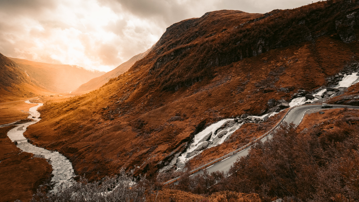 Обои теплая природа, облако, гора, природный ландшафт, склон в разрешении 1366x768