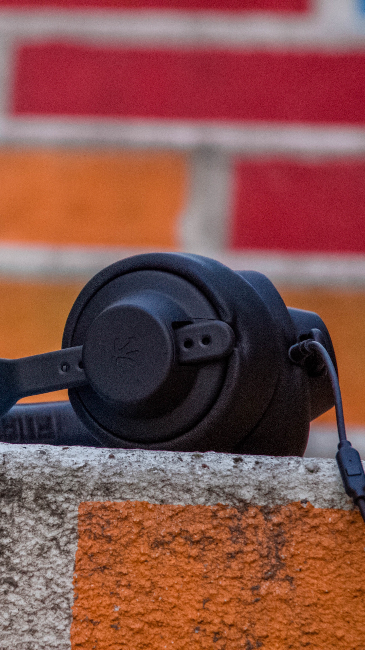 Обои наушники, микрофон, синий, зеленый, стена в разрешении 1440x2560