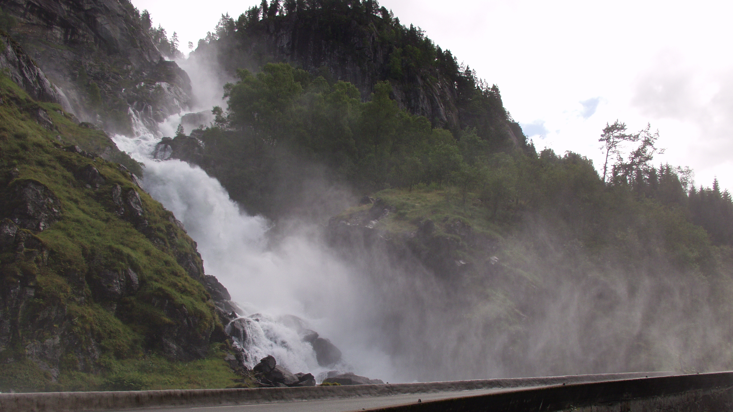Обои водопад, гидроресурсы, водоем, вода, водоток в разрешении 2560x1440