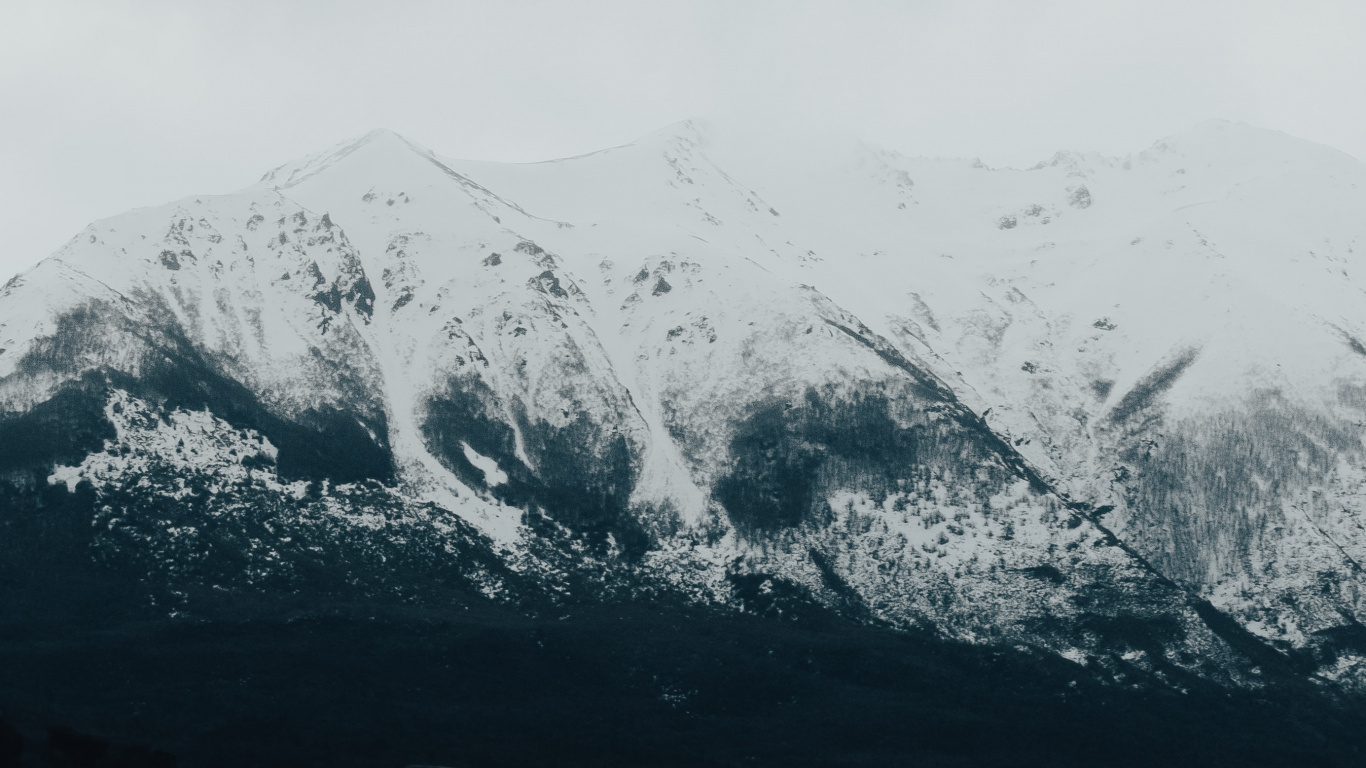 Обои горный хребет, горный рельеф, гора, дорога, снег в разрешении 1366x768