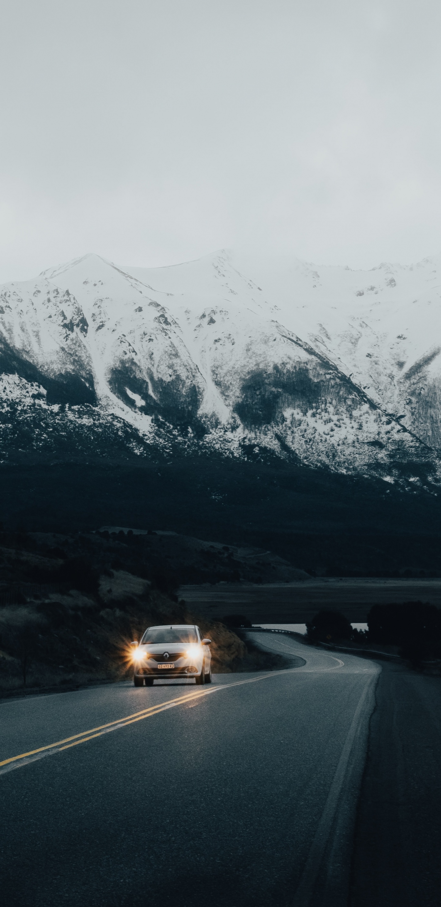 Обои горный хребет, горный рельеф, гора, дорога, снег в разрешении 1440x2960