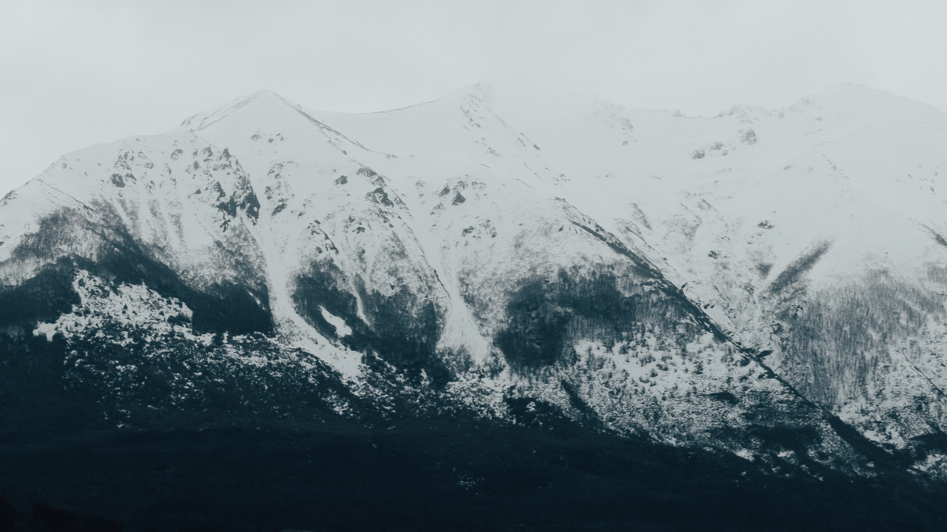 Обои горный хребет, горный рельеф, гора, дорога, снег в разрешении 1920x1080