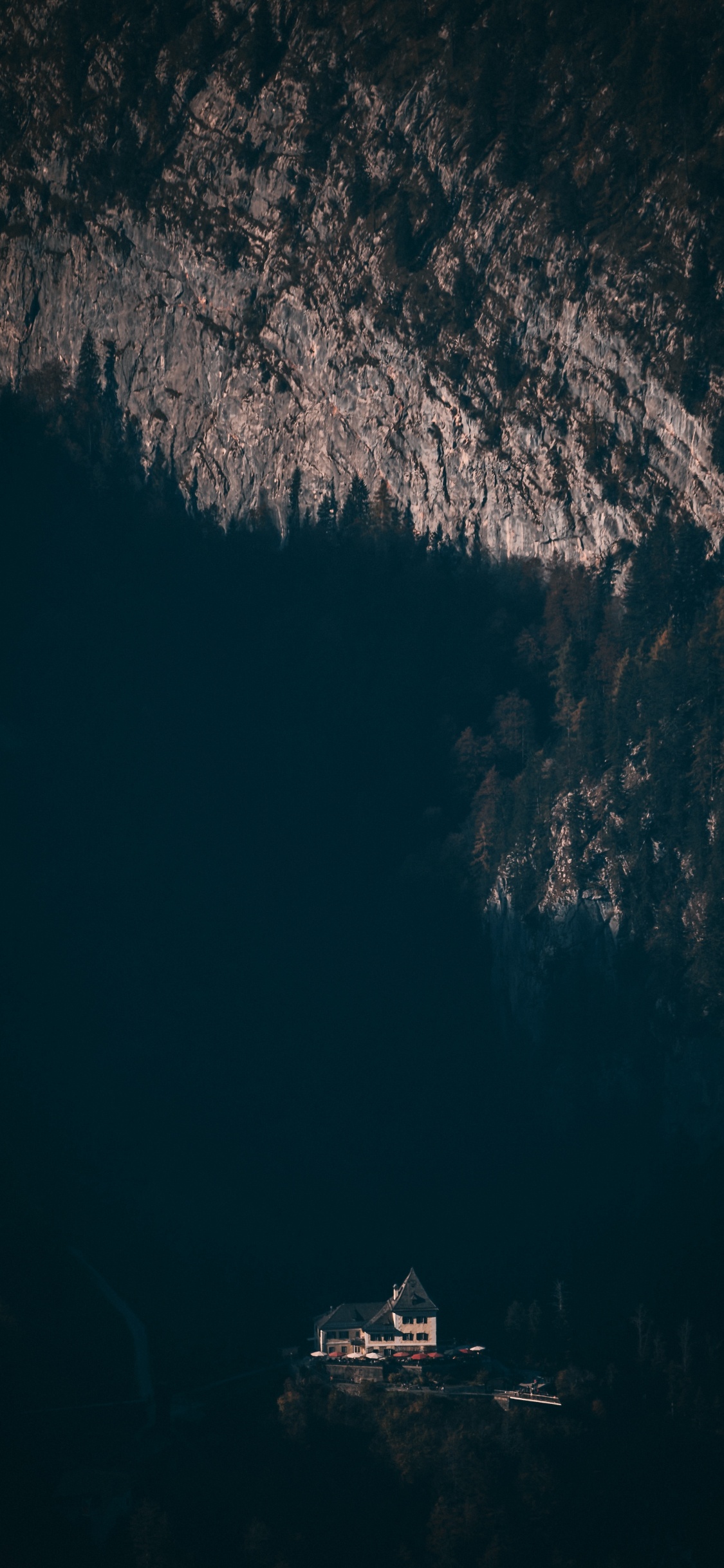 Обои гора, вода, синий, облако, атмосфера в разрешении 1125x2436