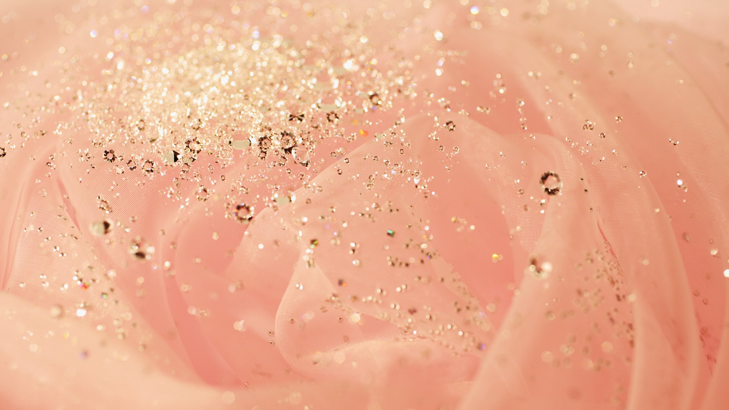 Обои вода, розовый, кожа, губа, ожерелье в разрешении 2560x1440