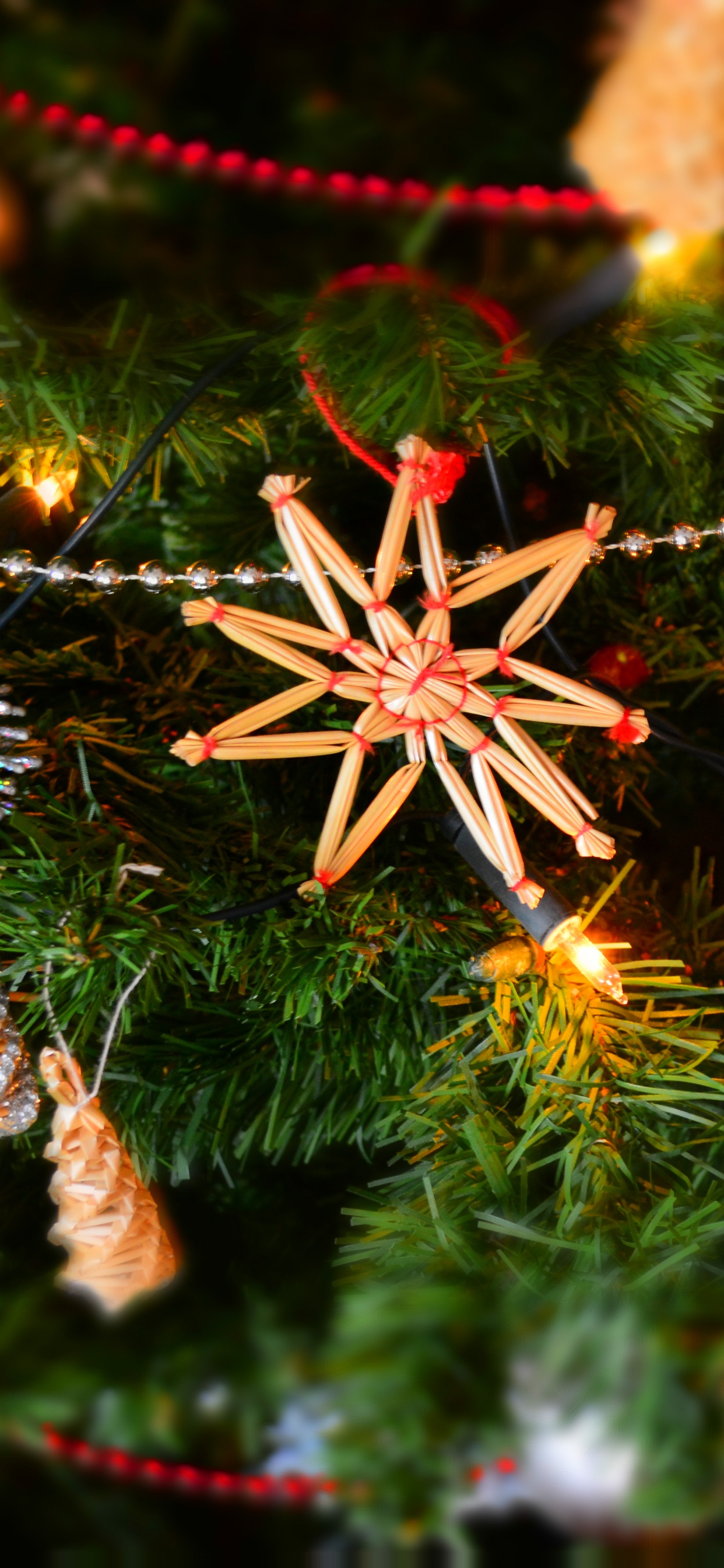 Обои елка, рождественский орнамент, Рождественский день, Рождественские украшения, праздник в разрешении 1242x2688